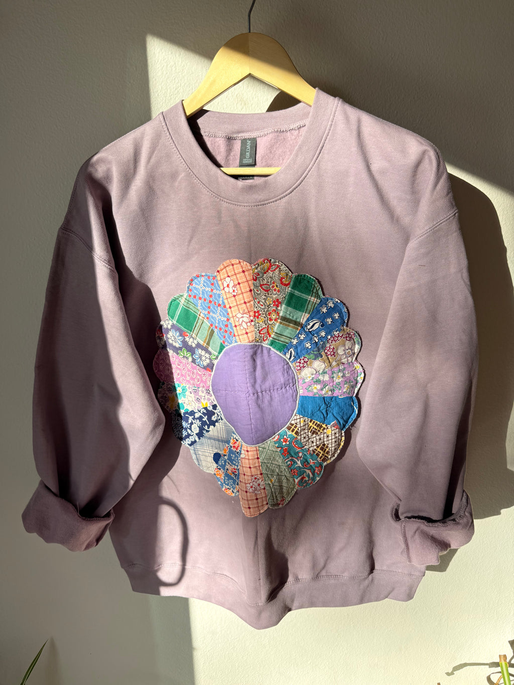 Violet Dresden Plate Appliqué Sweatshirt, Large