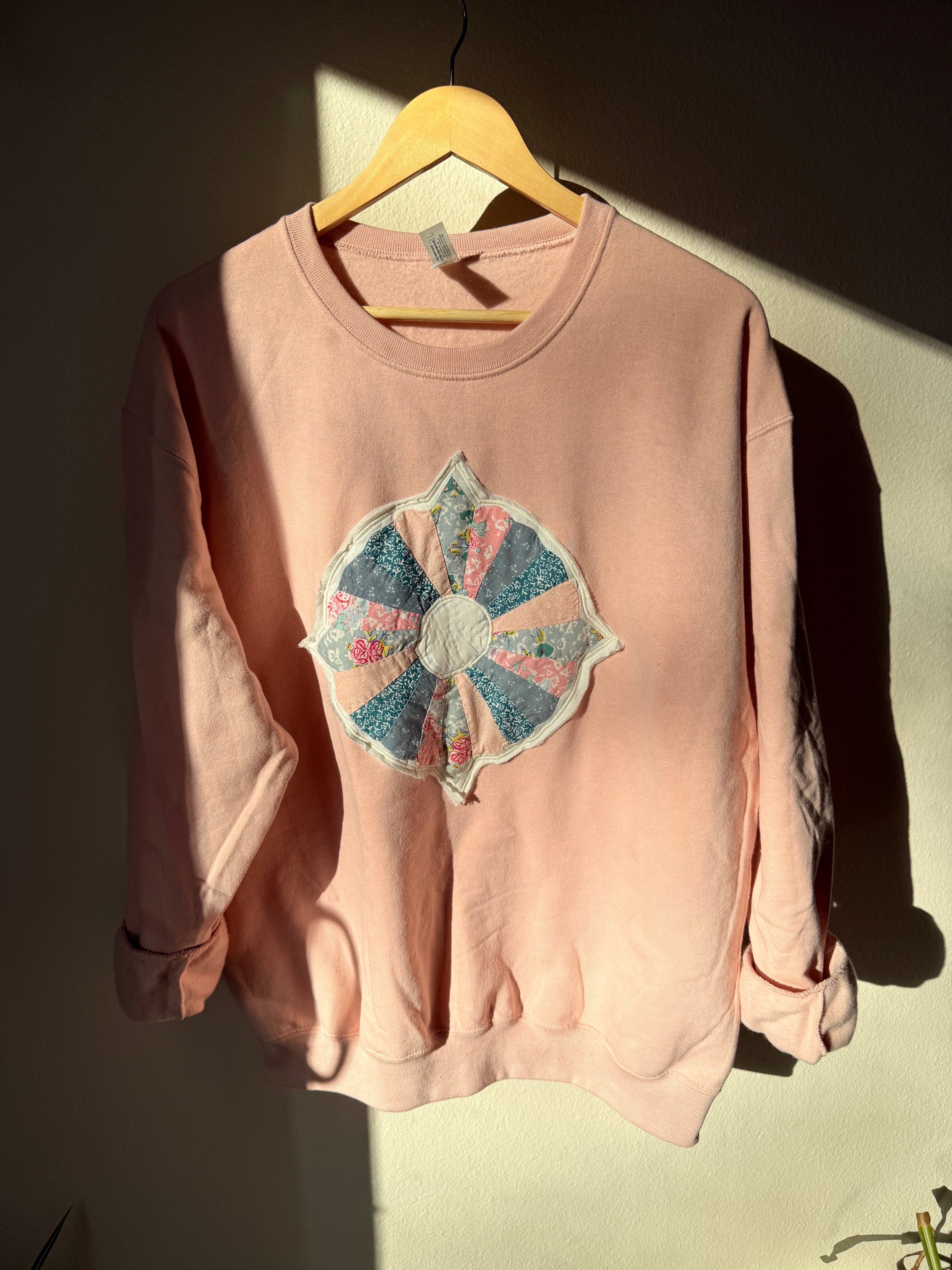 Pointed Dresden Plate Appliqué Sweatshirt, Large, Light Pink